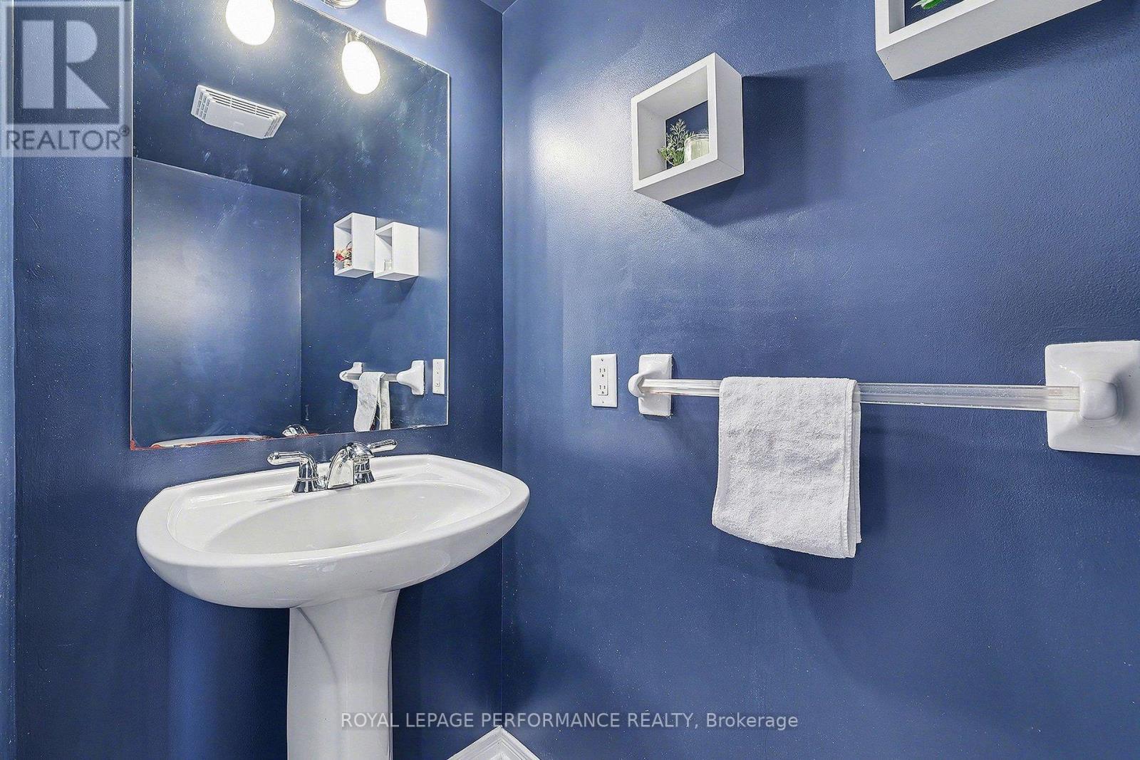 83 Manhattan Crescent, Ottawa, ON - Indoor Photo Showing Bathroom