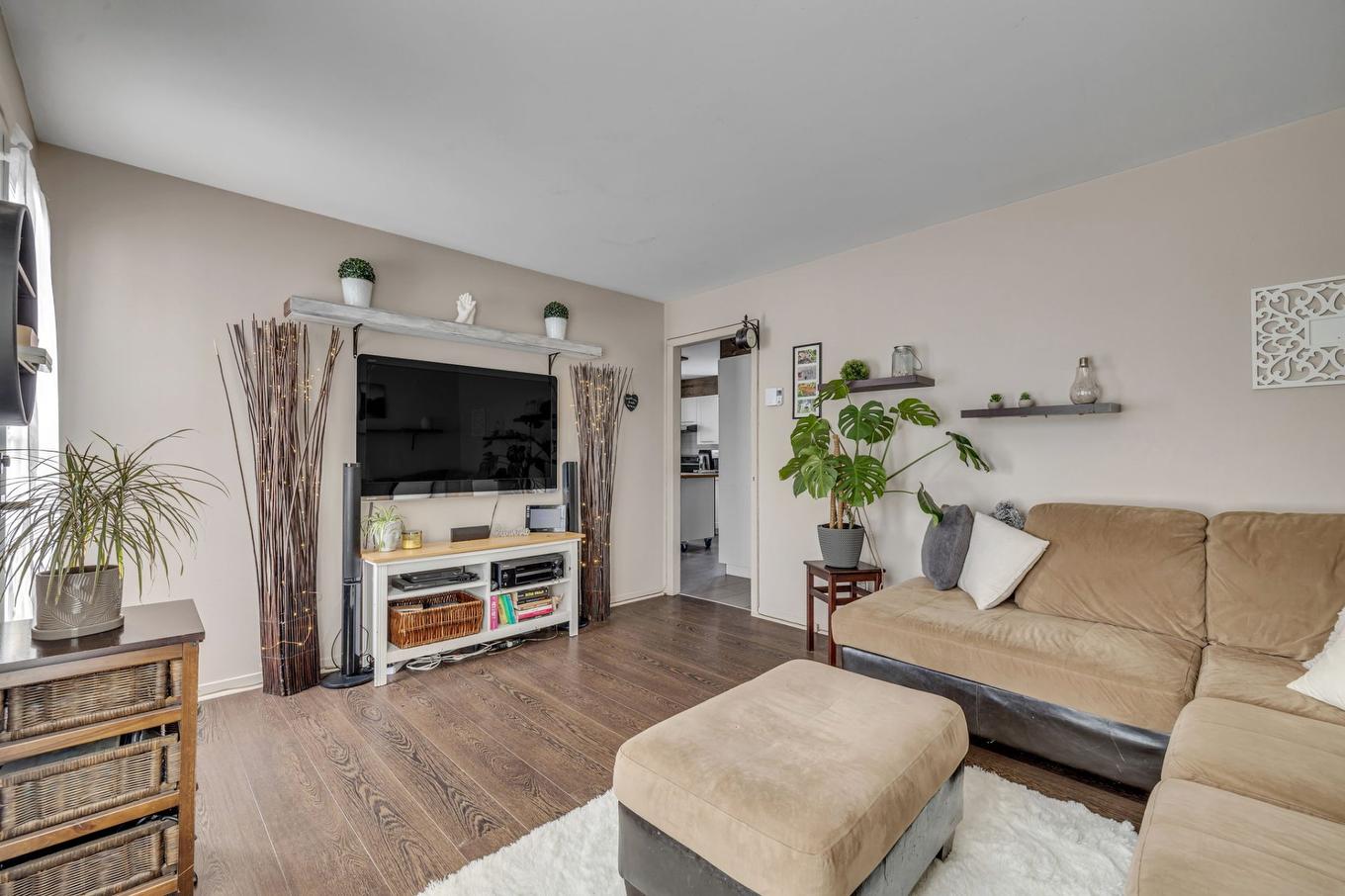 Living room - 30 Rue Valéda-Auclair, Québec (Charlesbourg), QC - Indoor Photo Showing Living Room