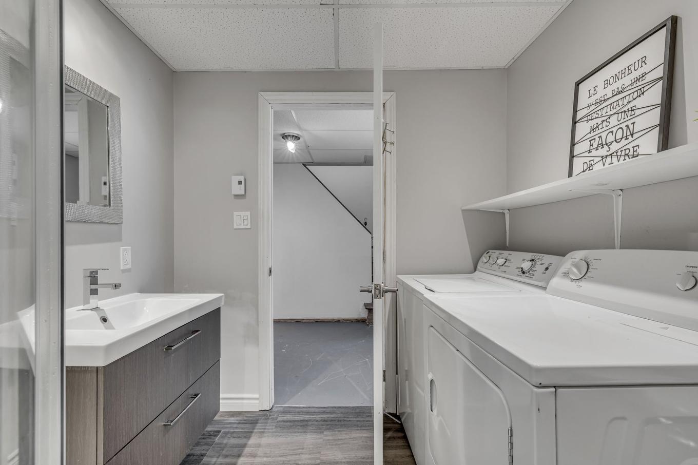 Bathroom - 30 Rue Valéda-Auclair, Québec (Charlesbourg), QC - Indoor Photo Showing Laundry Room