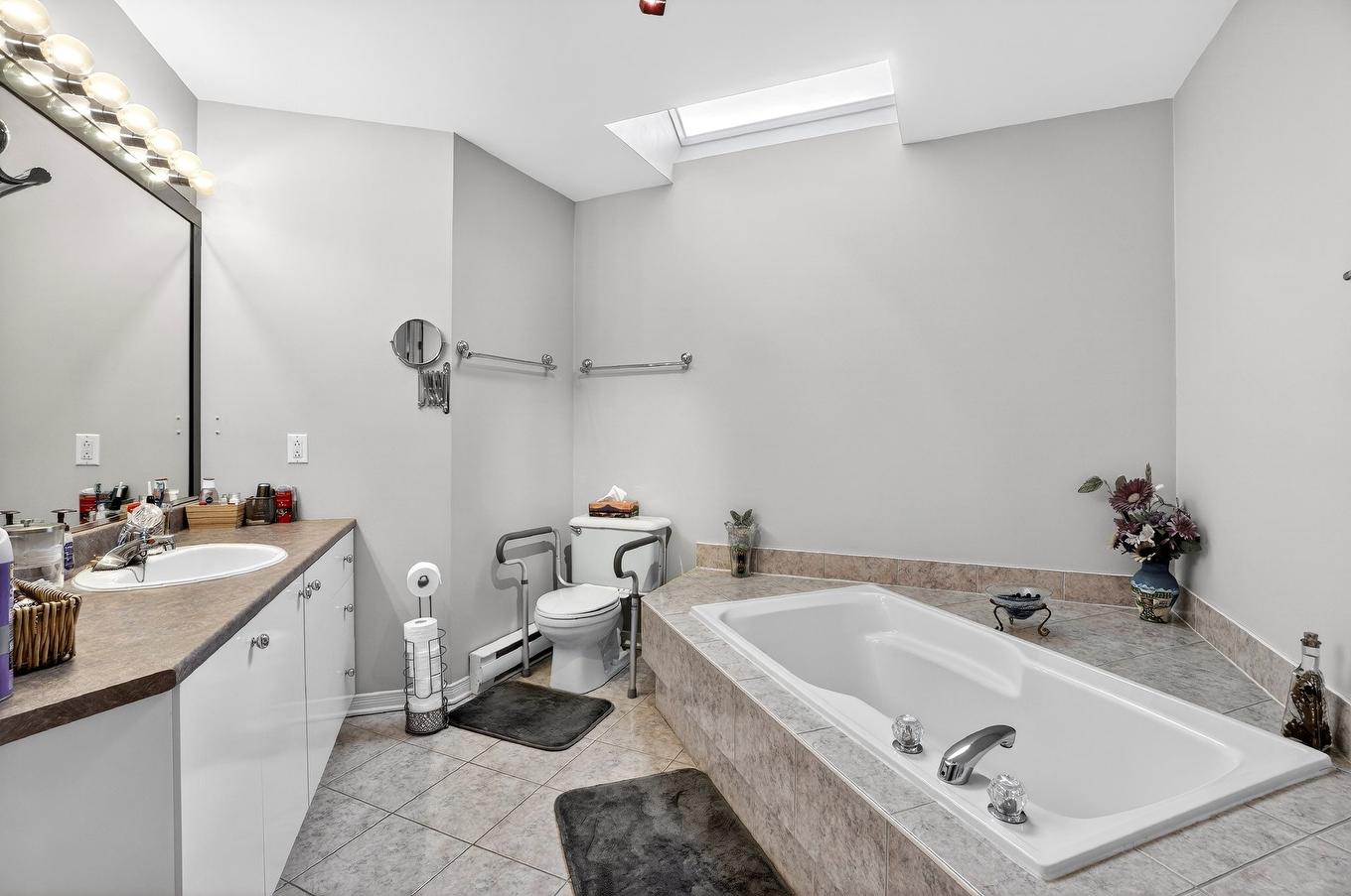 Ensuite bathroom - 121 Rue Bellerive, Saint-Eustache, QC - Indoor Photo Showing Bathroom