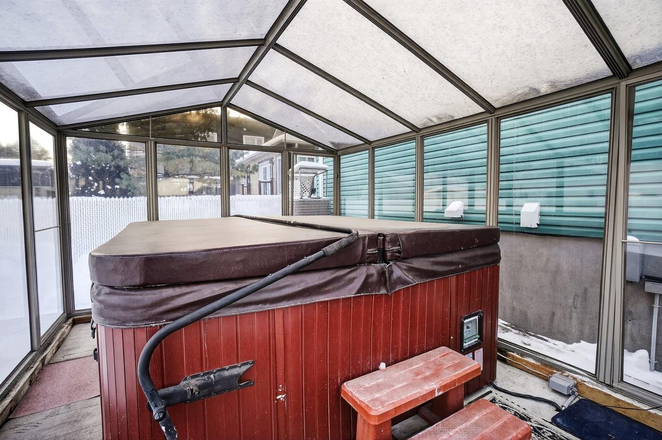 Hot tub - 121 Rue Bellerive, Saint-Eustache, QC - Indoor Photo Showing Other Room