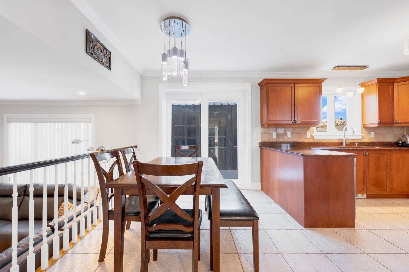 Dinette - 2 Rue Du Boisé, Kirkland, QC - Indoor