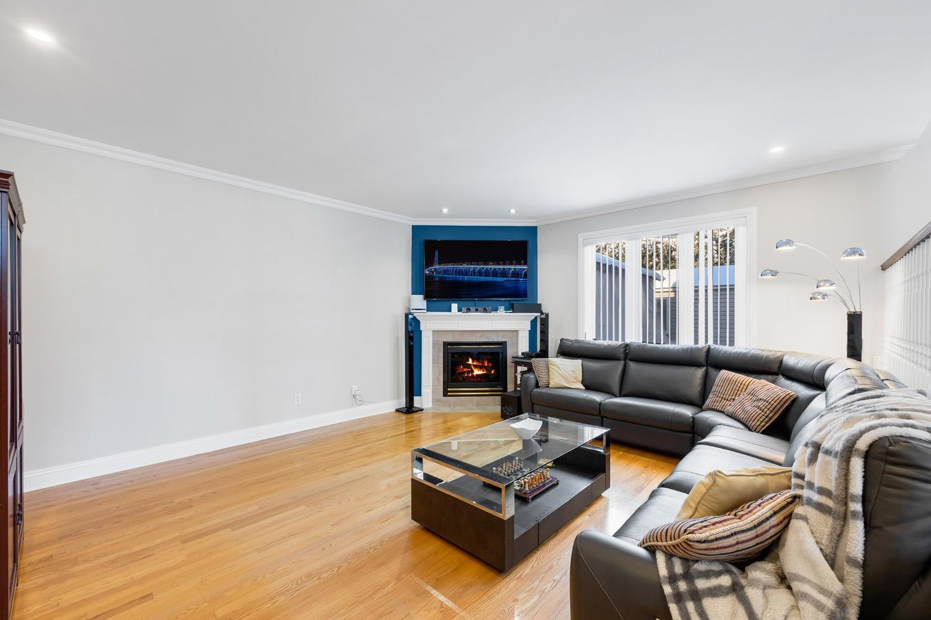 Den - 2 Rue Du Boisé, Kirkland, QC - Indoor Photo Showing Living Room With Fireplace