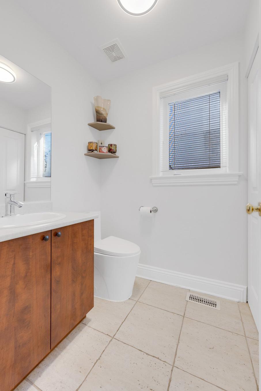 Powder room - 2 Rue Du Boisé, Kirkland, QC - Indoor Photo Showing Bathroom