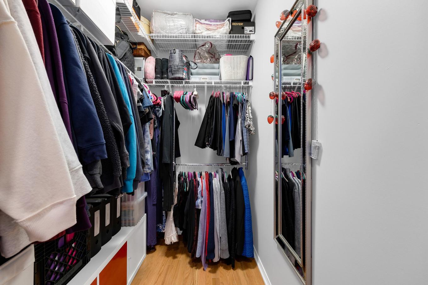 Walk-in closet - 2 Rue Du Boisé, Kirkland, QC - Indoor With Storage
