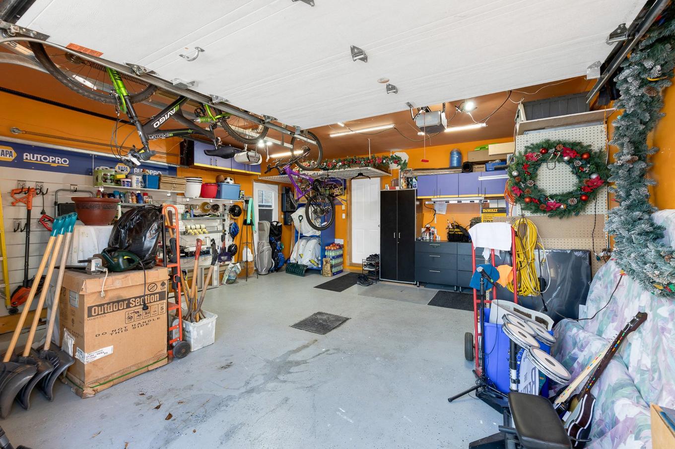 Garage - 2 Rue Du Boisé, Kirkland, QC - Indoor Photo Showing Garage