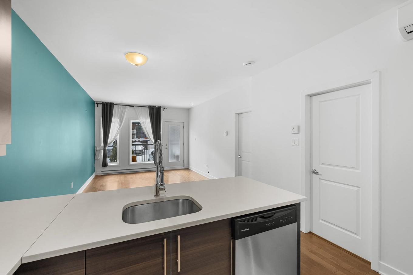 Overall view - 3-1930 Av. Des Érables, Montréal (Ville-Marie), QC - Indoor Photo Showing Kitchen