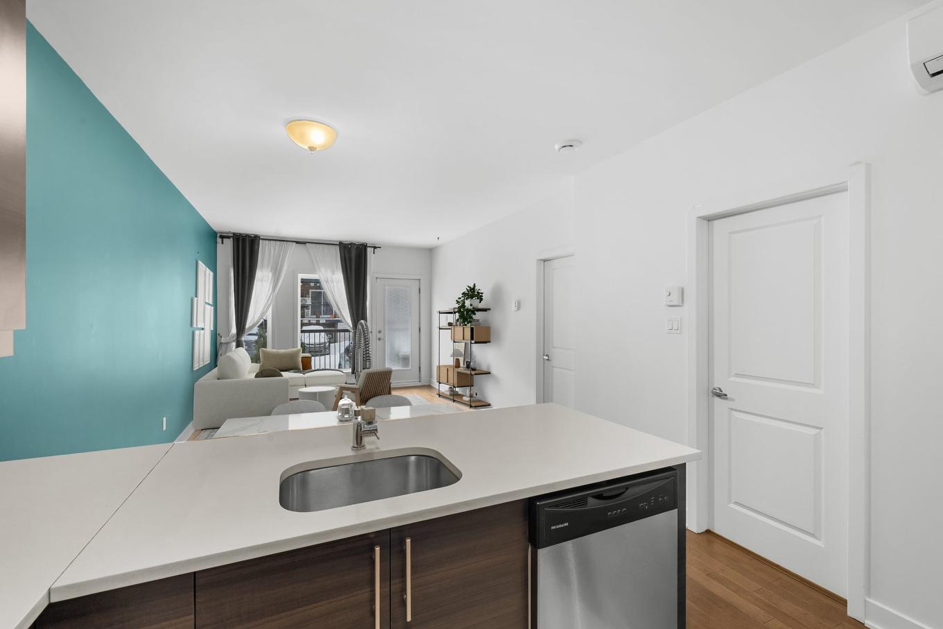 Overall view - 3-1930 Av. Des Érables, Montréal (Ville-Marie), QC - Indoor Photo Showing Kitchen