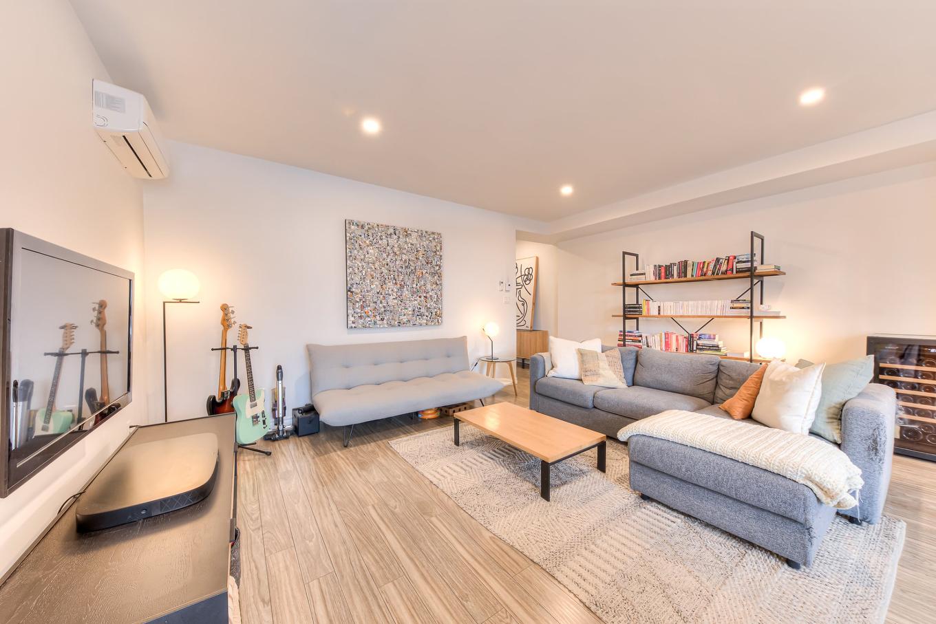 Living room - 6247 Av. Christophe-Colomb, Montréal (Rosemont/La Petite-Patrie), QC - Indoor Photo Showing Living Room