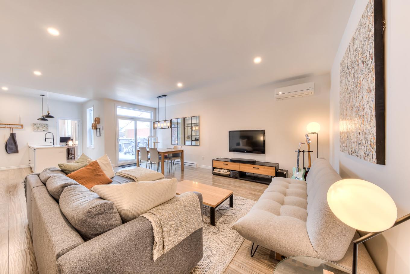 Living room - 6247 Av. Christophe-Colomb, Montréal (Rosemont/La Petite-Patrie), QC - Indoor Photo Showing Living Room