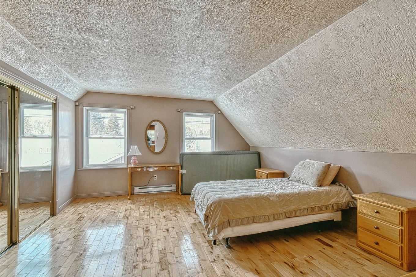 Primary bedroom - 10 Av. David, Saint-Sauveur, QC - Indoor Photo Showing Bedroom