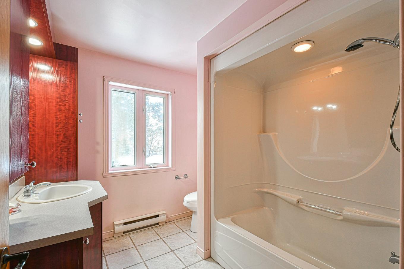 Bathroom - 10 Av. David, Saint-Sauveur, QC - Indoor Photo Showing Bathroom