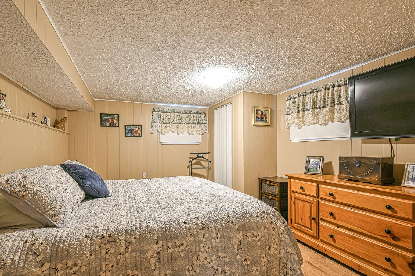 Bedroom - 10 Av. David, Saint-Sauveur, QC - Indoor Photo Showing Bedroom