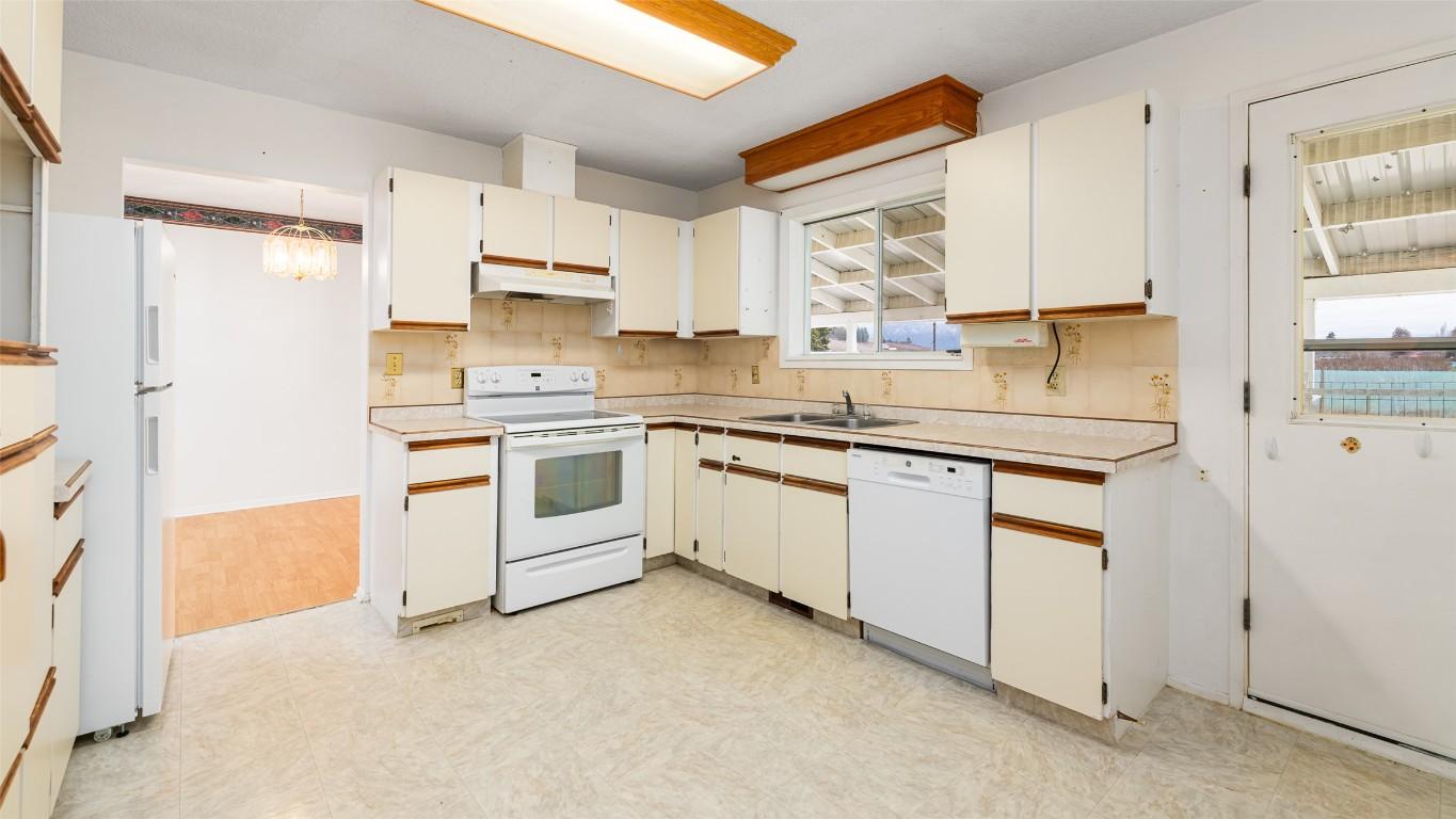 2617 Erickson Road, Creston, BC - Indoor Photo Showing Kitchen With Double Sink