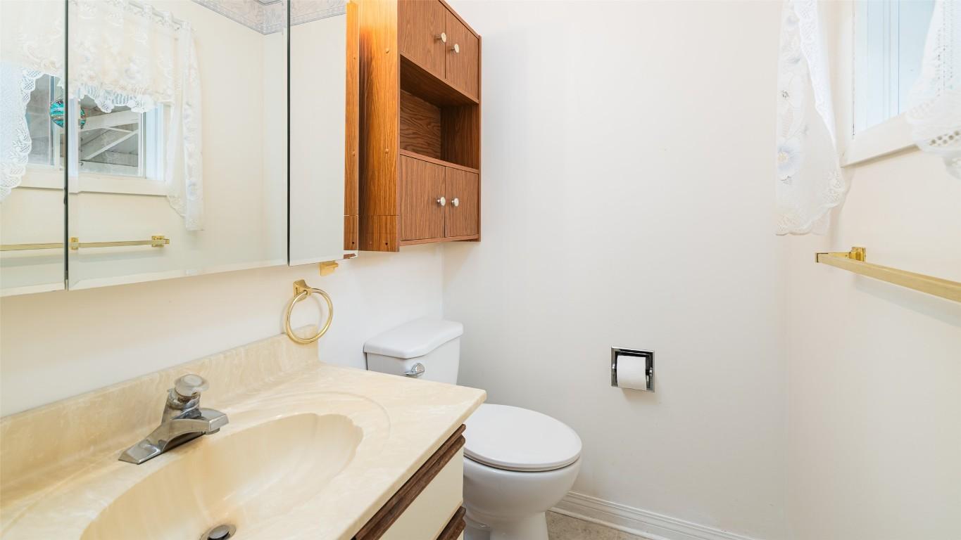 2617 Erickson Road, Creston, BC - Indoor Photo Showing Bathroom