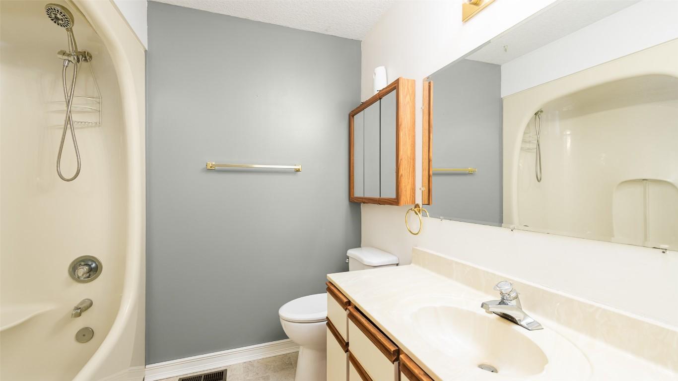 2617 Erickson Road, Creston, BC - Indoor Photo Showing Bathroom