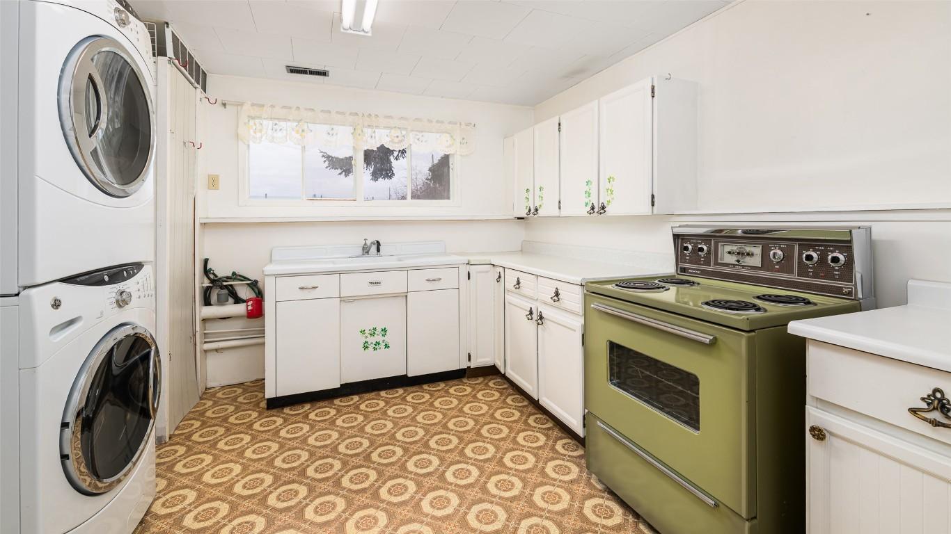 2617 Erickson Road, Creston, BC - Indoor Photo Showing Laundry Room