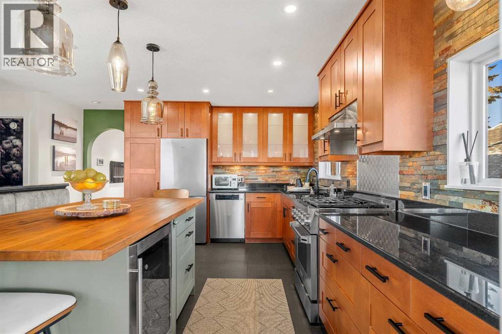 4636 Montana Drive Nw, Calgary, AB - Indoor Photo Showing Kitchen With Upgraded Kitchen