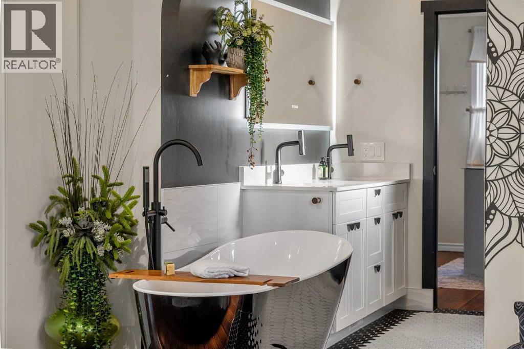 4636 Montana Drive Nw, Calgary, AB - Indoor Photo Showing Bathroom