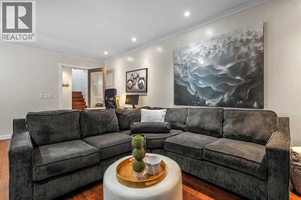 4636 Montana Drive Nw, Calgary, AB - Indoor Photo Showing Living Room