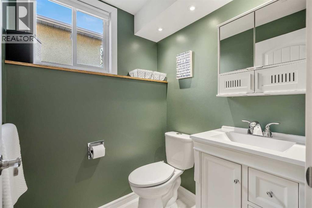 4636 Montana Drive Nw, Calgary, AB - Indoor Photo Showing Bathroom