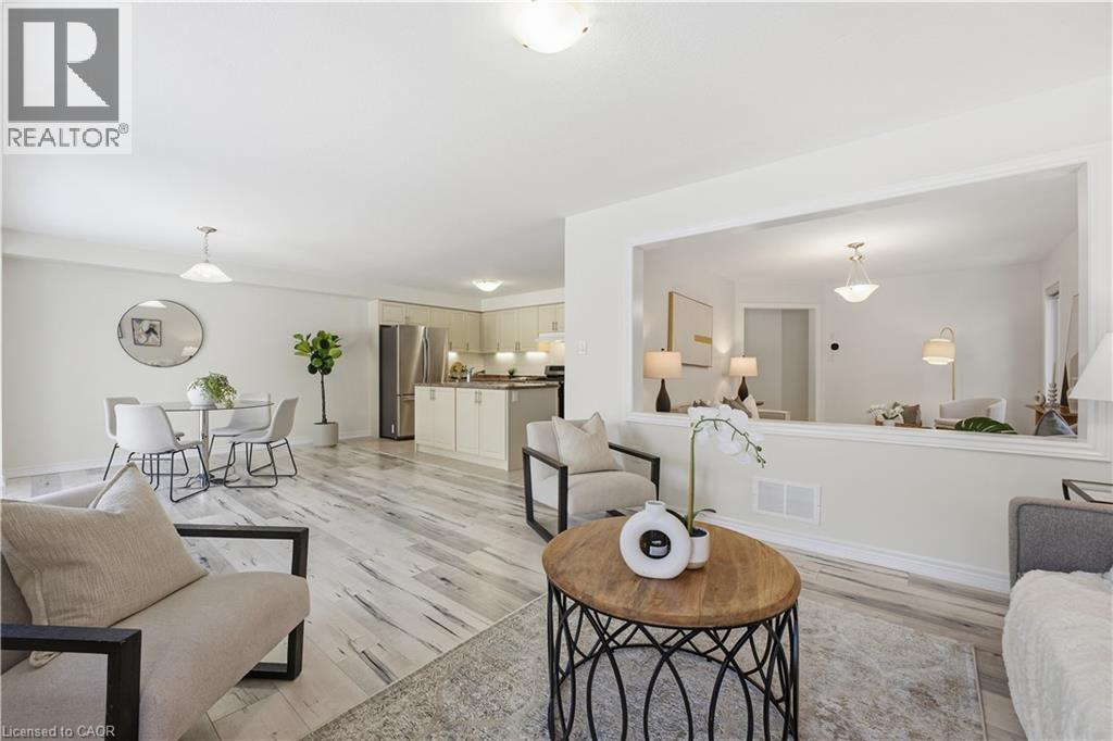 16 Cliffside Court, Cambridge, ON - Indoor Photo Showing Living Room