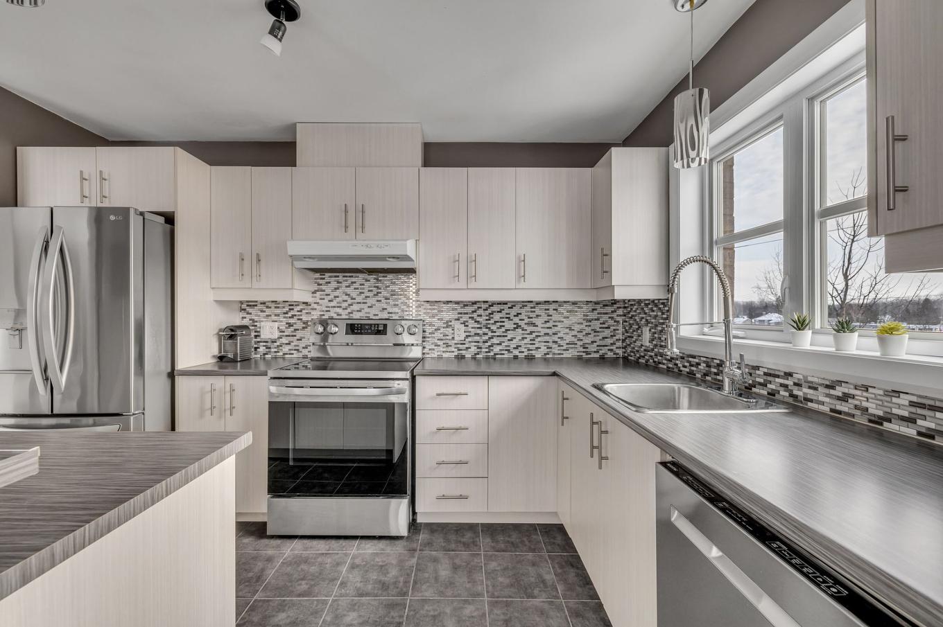 Kitchen - 7-1009 Rue Des Champs, Lévis (Les Chutes-De-La-Chaudière-Est), QC - Indoor Photo Showing Kitchen With Upgraded Kitchen