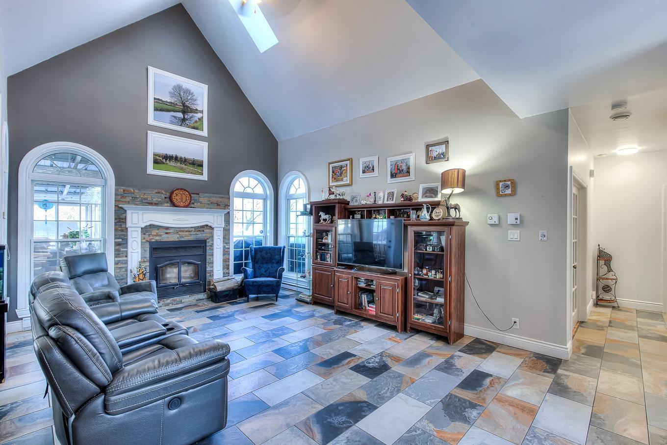 Salon - 189 Boul. Des Hauteurs, Saint-Jérôme, QC - Indoor Photo Showing Living Room With Fireplace