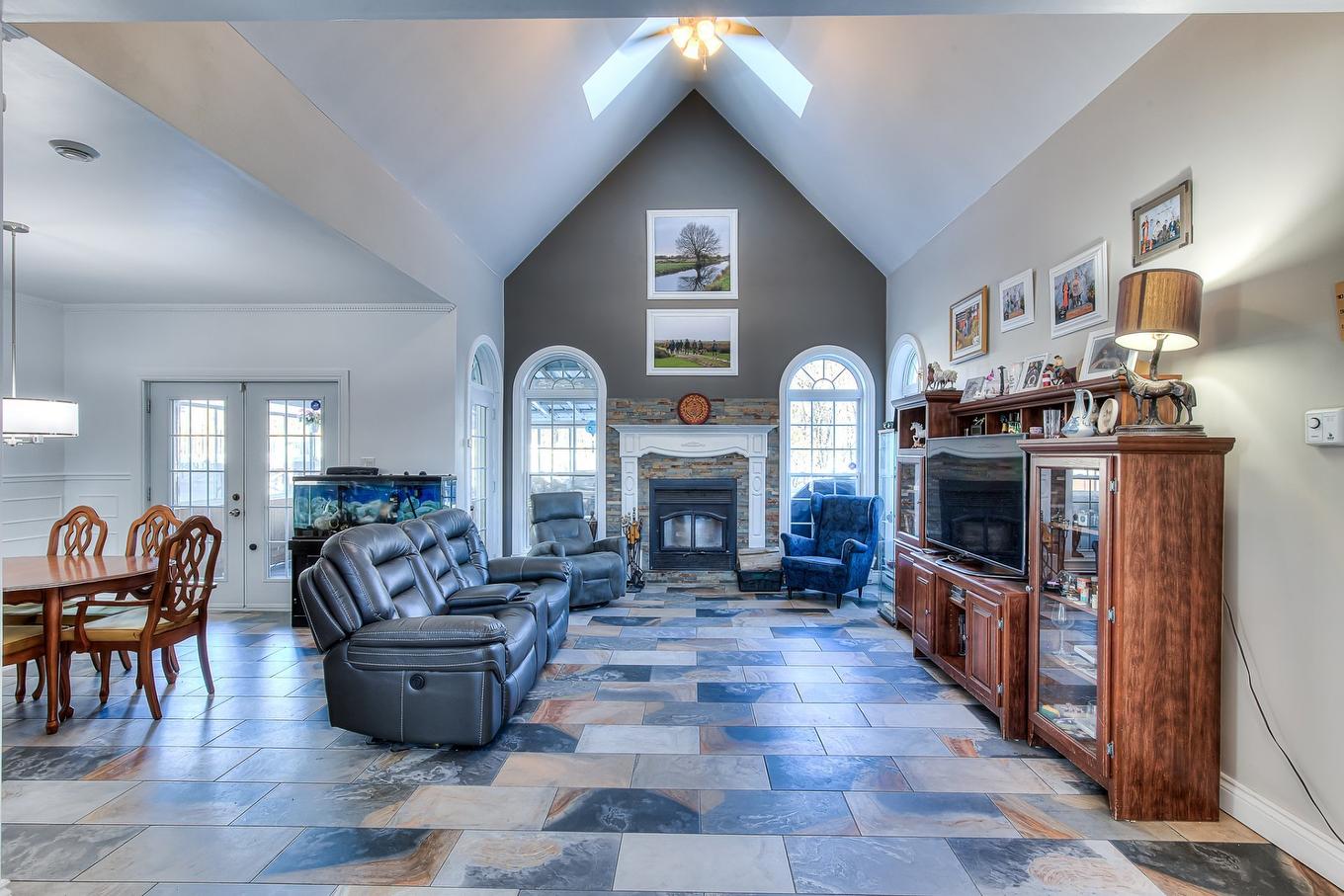 Salon - 189 Boul. Des Hauteurs, Saint-Jérôme, QC - Indoor Photo Showing Living Room With Fireplace