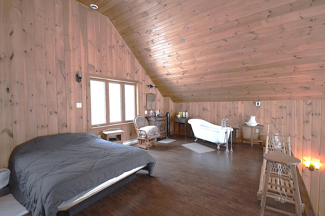 Chambre à coucher principale - 169 Ch. Roy, Amherst, QC - Indoor Photo Showing Bedroom