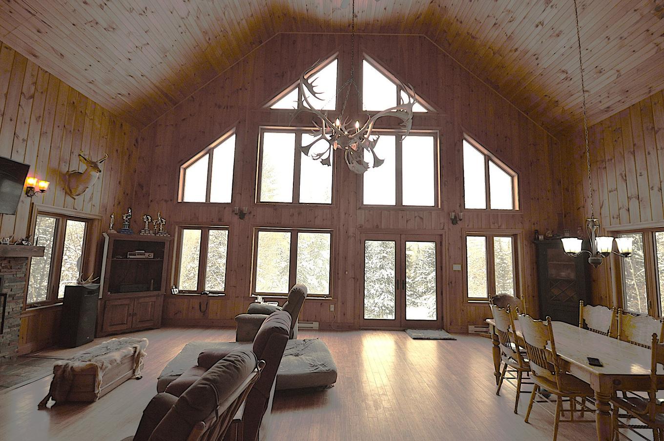 Salon - 169 Ch. Roy, Amherst, QC - Indoor With Fireplace