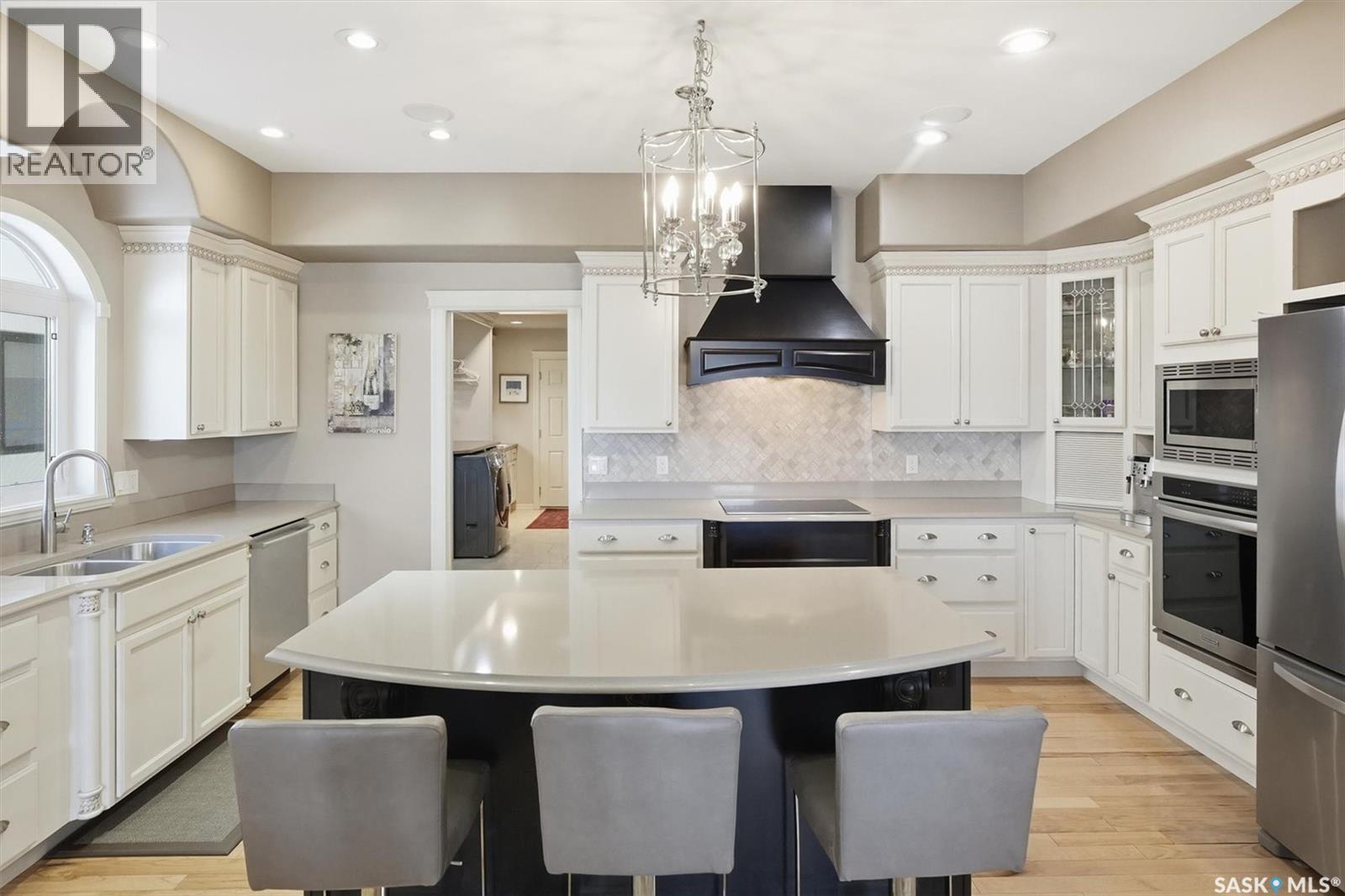 327 Hastings Lane, Saskatoon, SK - Indoor Photo Showing Kitchen With Double Sink With Upgraded Kitchen
