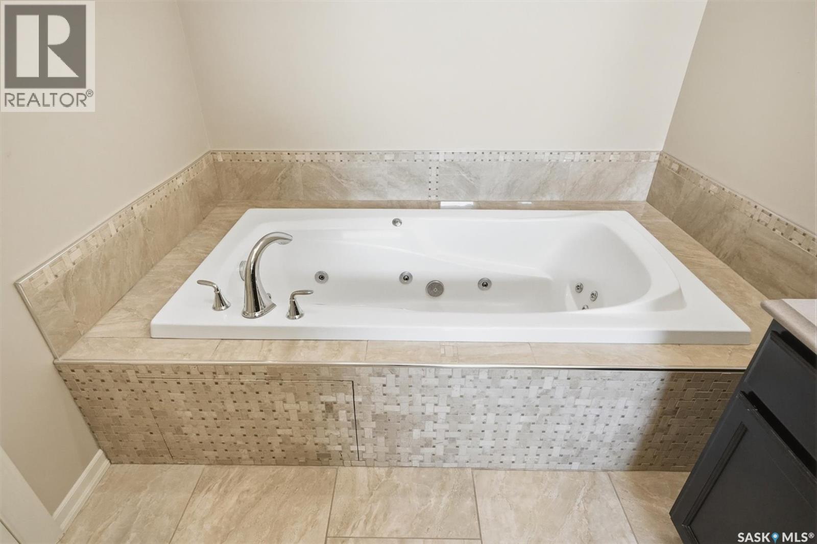 327 Hastings Lane, Saskatoon, SK - Indoor Photo Showing Bathroom