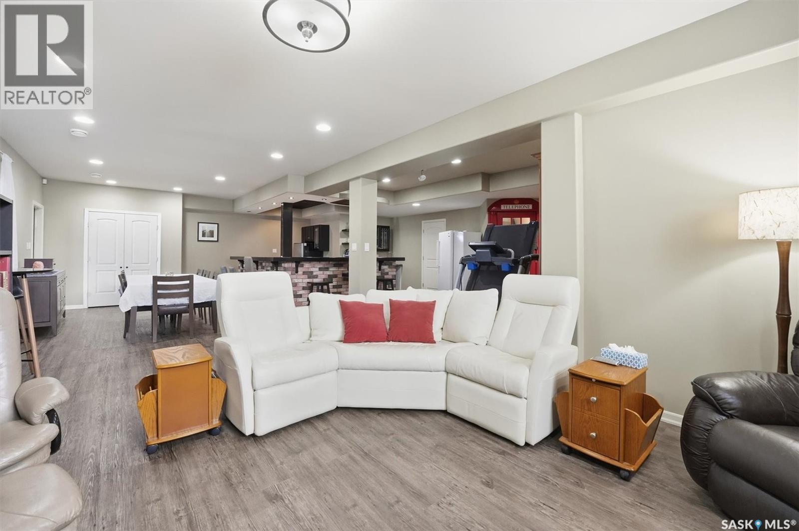 327 Hastings Lane, Saskatoon, SK - Indoor Photo Showing Living Room
