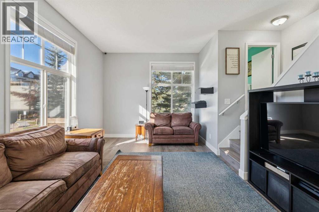 77 Mckenzie Towne Gate Se, Calgary, AB - Indoor Photo Showing Living Room