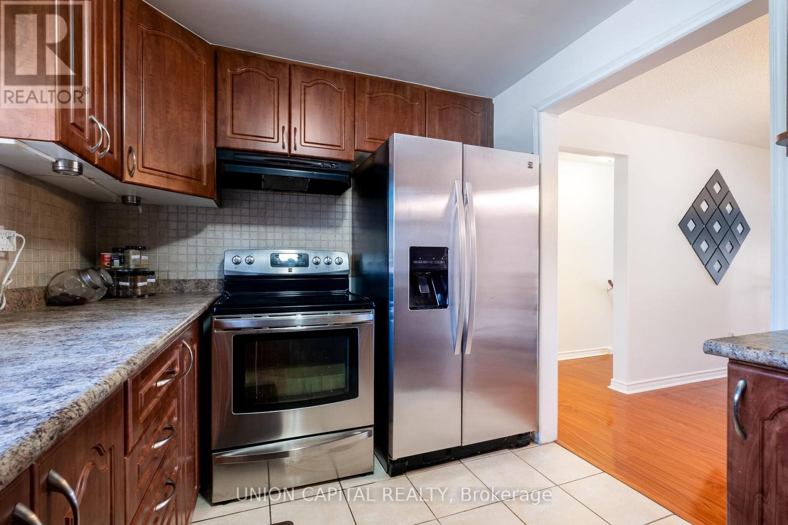 9 Briar Path, Brampton, ON - Indoor Photo Showing Kitchen With Stainless Steel Kitchen
