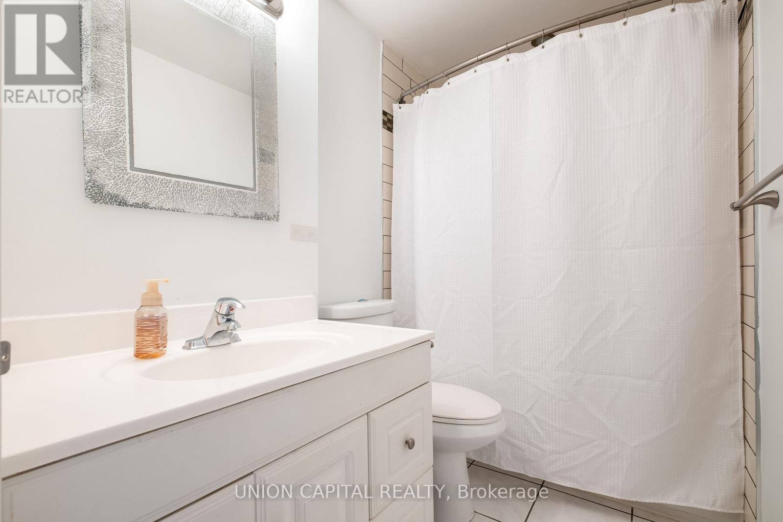 9 Briar Path, Brampton, ON - Indoor Photo Showing Bathroom