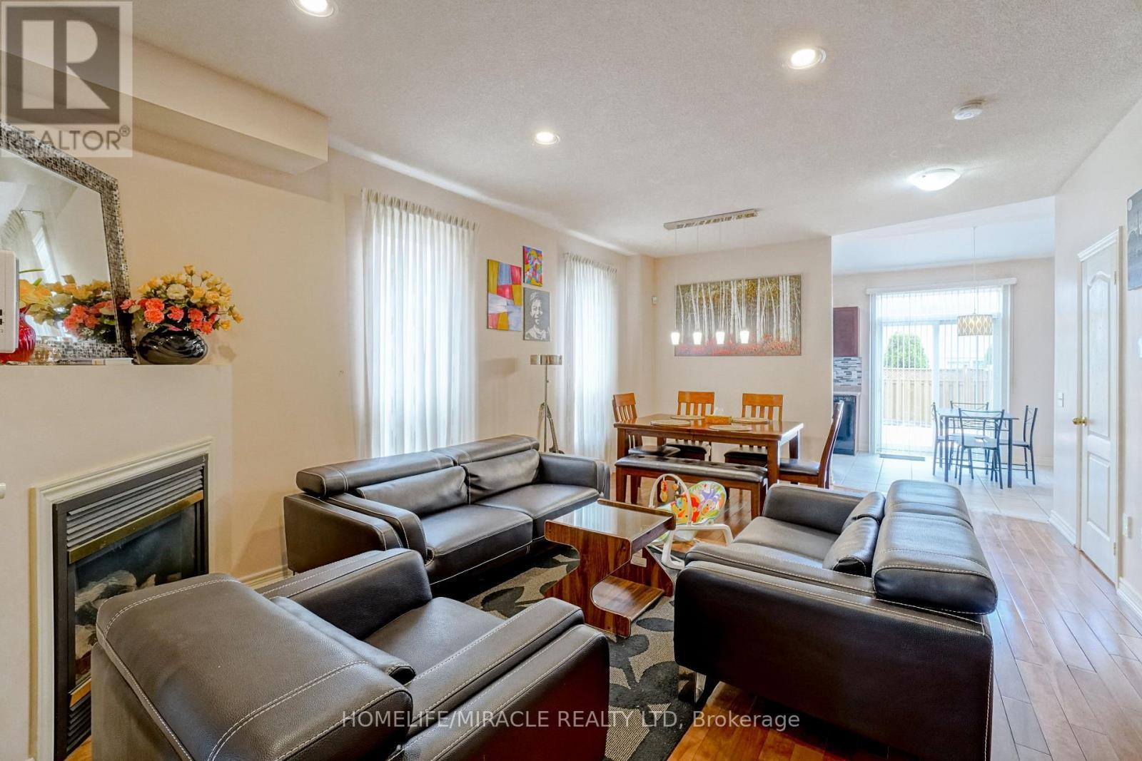 824 Khan Crescent, Mississauga, ON - Indoor Photo Showing Living Room With Fireplace