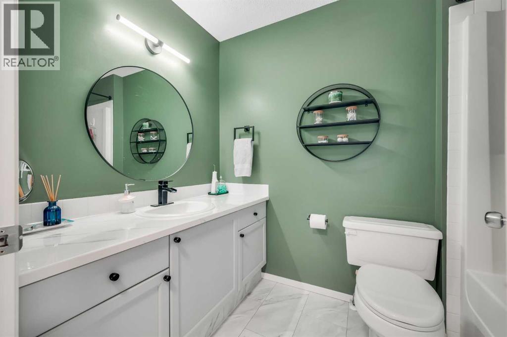 165 Everstone Drive Sw, Calgary, AB - Indoor Photo Showing Bathroom