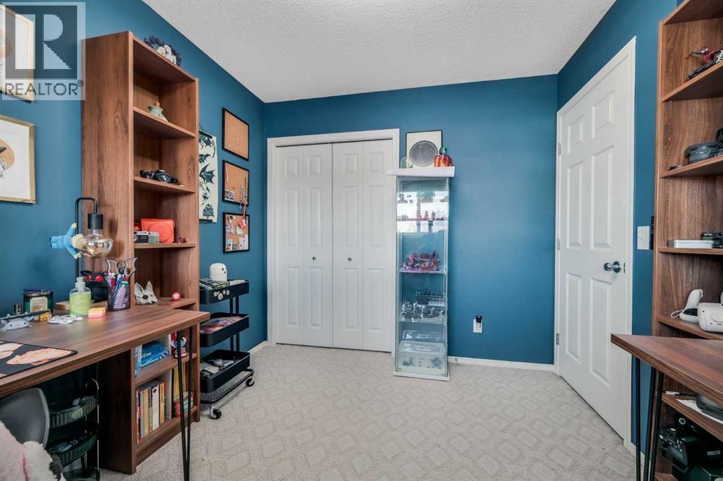 165 Everstone Drive Sw, Calgary, AB - Indoor Photo Showing Other Room