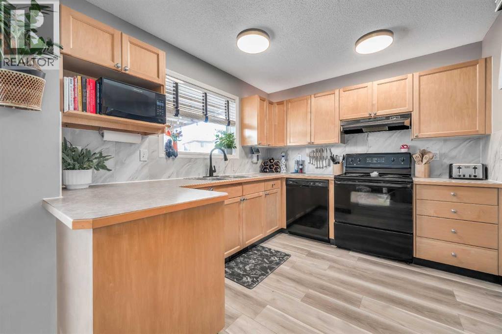 165 Everstone Drive Sw, Calgary, AB - Indoor Photo Showing Kitchen