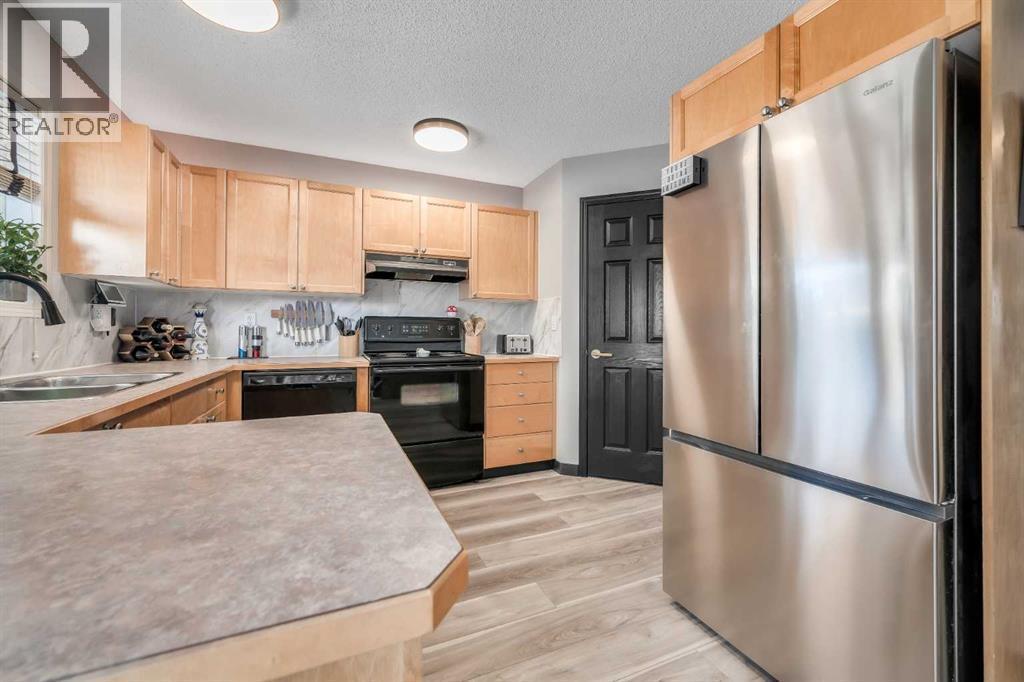 165 Everstone Drive Sw, Calgary, AB - Indoor Photo Showing Kitchen With Double Sink