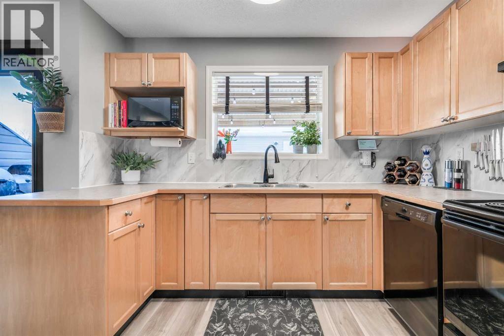 165 Everstone Drive Sw, Calgary, AB - Indoor Photo Showing Kitchen