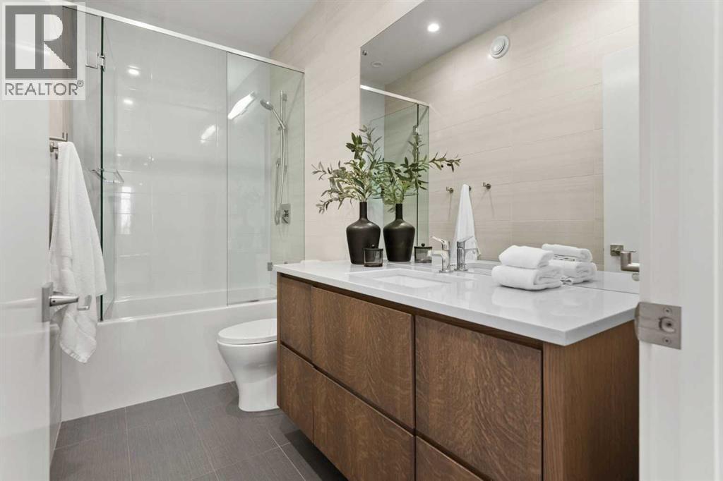3216 5 Street Nw, Calgary, AB - Indoor Photo Showing Bathroom