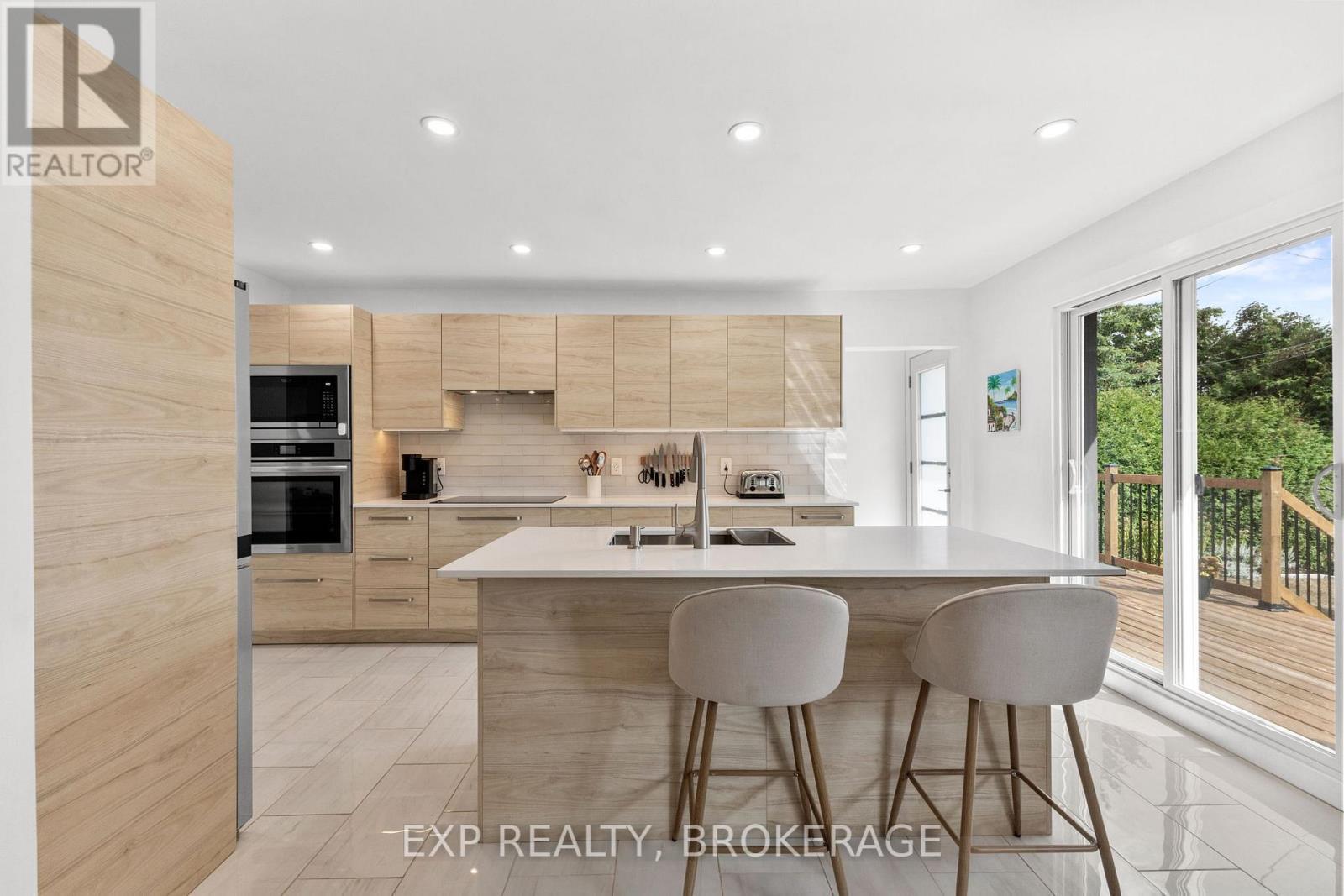 1502 Farnsworth Avenue, Ottawa, ON - Indoor Photo Showing Kitchen With Double Sink With Upgraded Kitchen