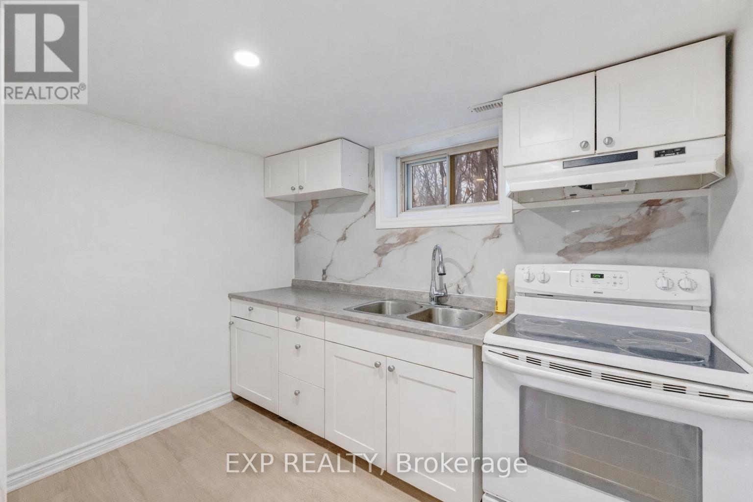 16 Ainslie Avenue, Hamilton, ON - Indoor Photo Showing Kitchen With Double Sink