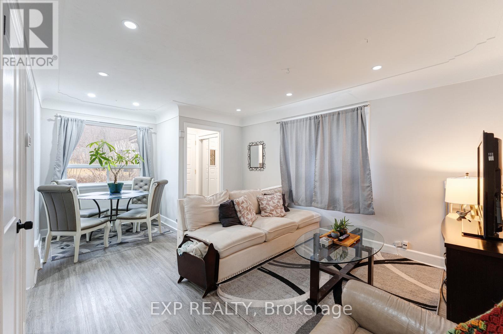 16 Ainslie Avenue, Hamilton, ON - Indoor Photo Showing Living Room