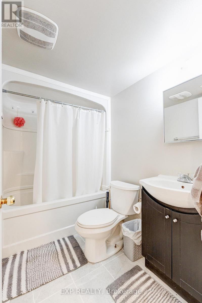 16 Ainslie Avenue, Hamilton, ON - Indoor Photo Showing Bathroom