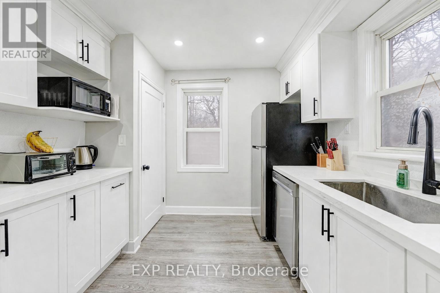 16 Ainslie Avenue, Hamilton, ON - Indoor Photo Showing Kitchen
