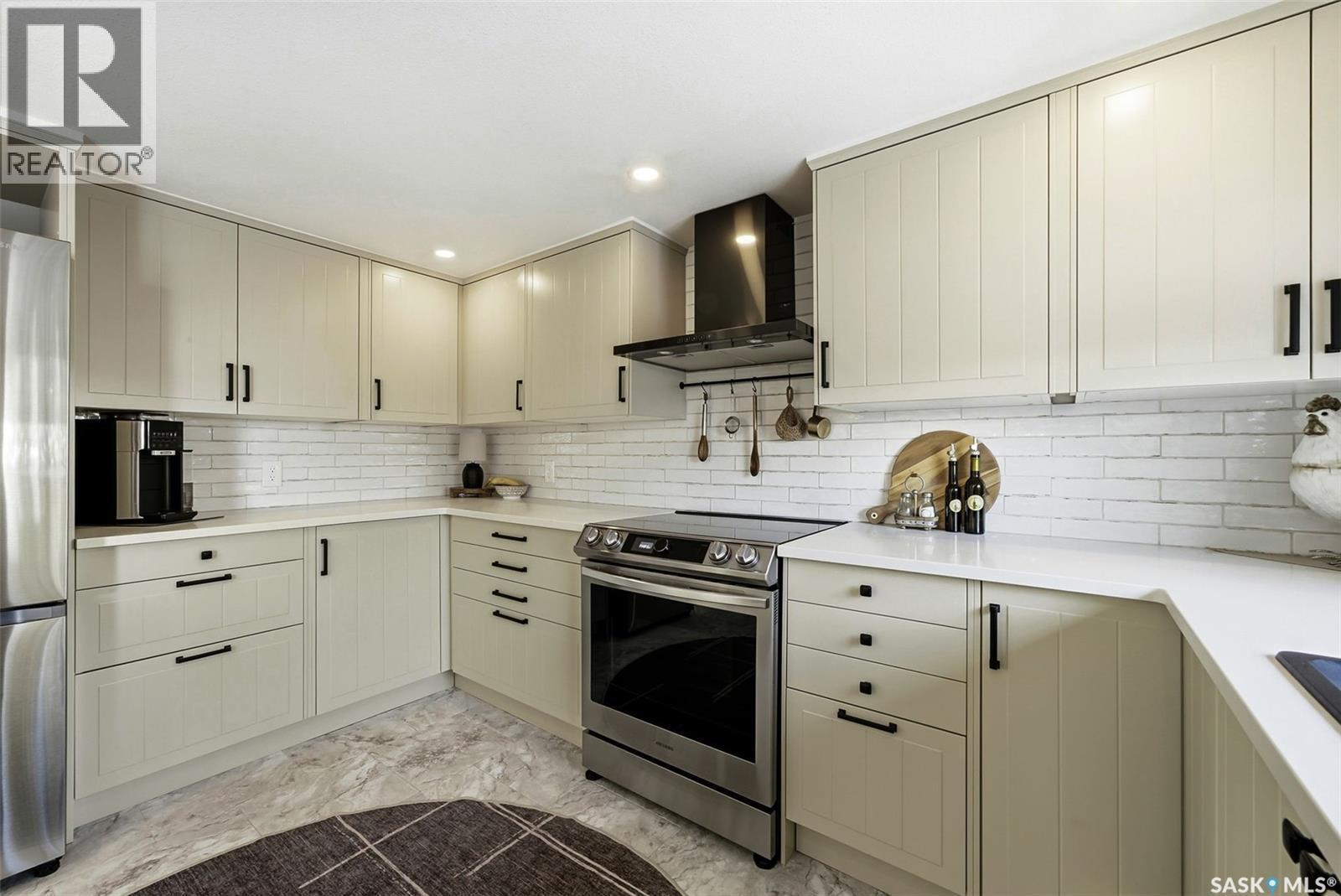 2611 Grainger Place E, Regina, SK - Indoor Photo Showing Kitchen With Stainless Steel Kitchen With Upgraded Kitchen